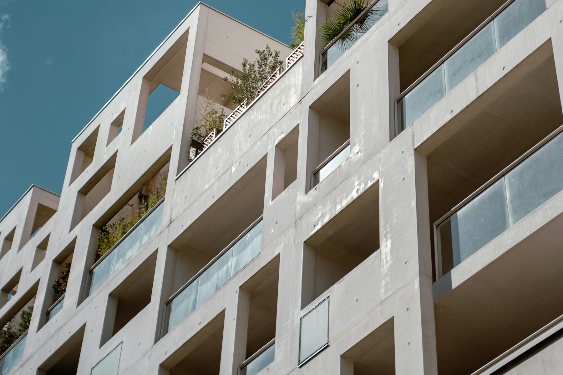 Detalle arquitectónico de un edificio residencial
